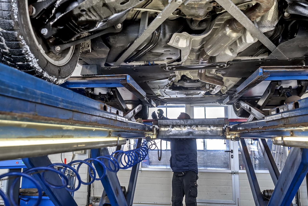 Auto auf Hebebühne beim Tüv